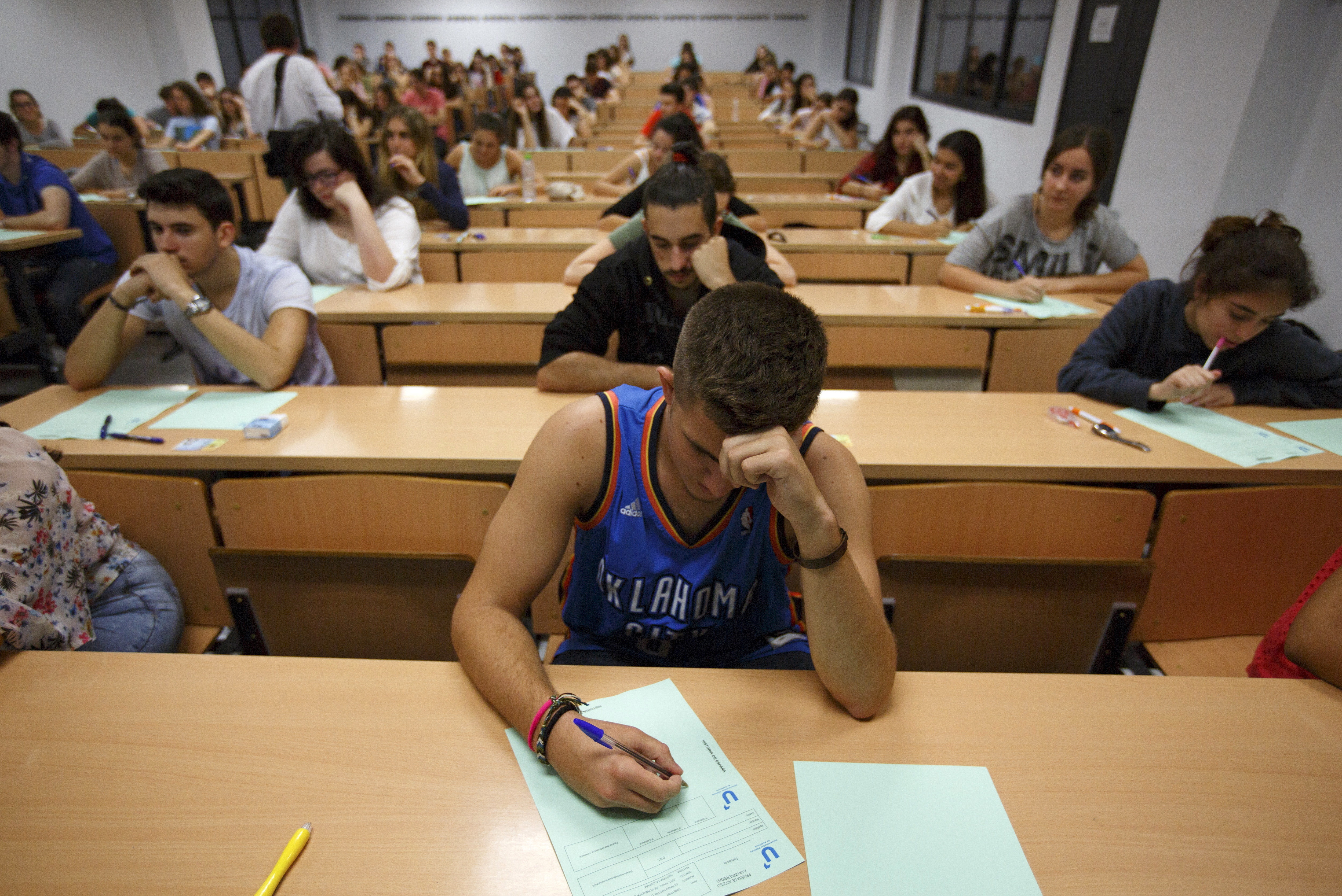 2015年6月16日，学生们在西班牙南部安达卢西亚首府塞维利亚的一个演讲厅参加大学入学考试。西班牙的学生在中学毕业后必须通过考试才能进入大学。路透社/Marcelo del Pozo