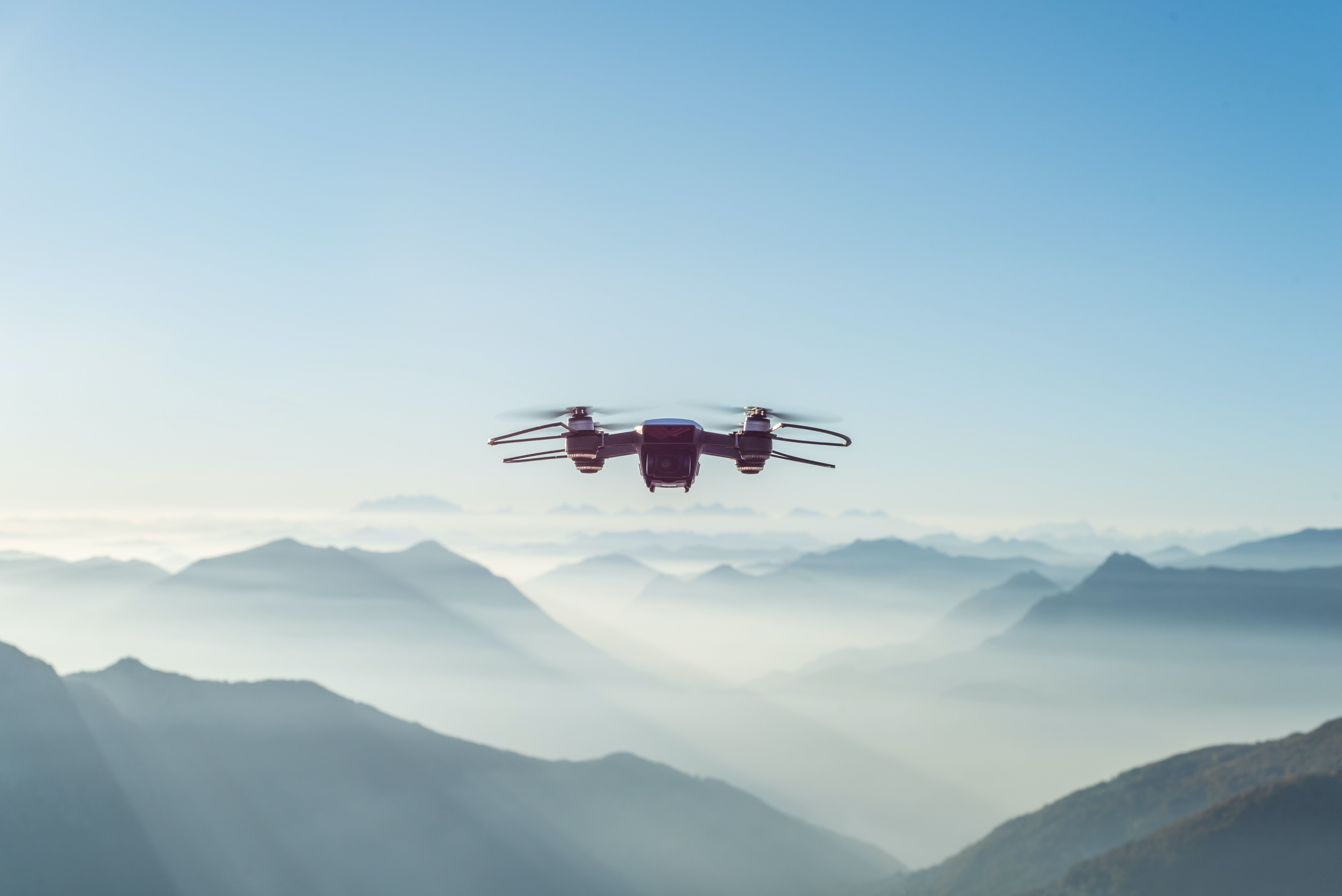 一架正在飞行的无人机，说明了第四次工业革命技术的潜力
