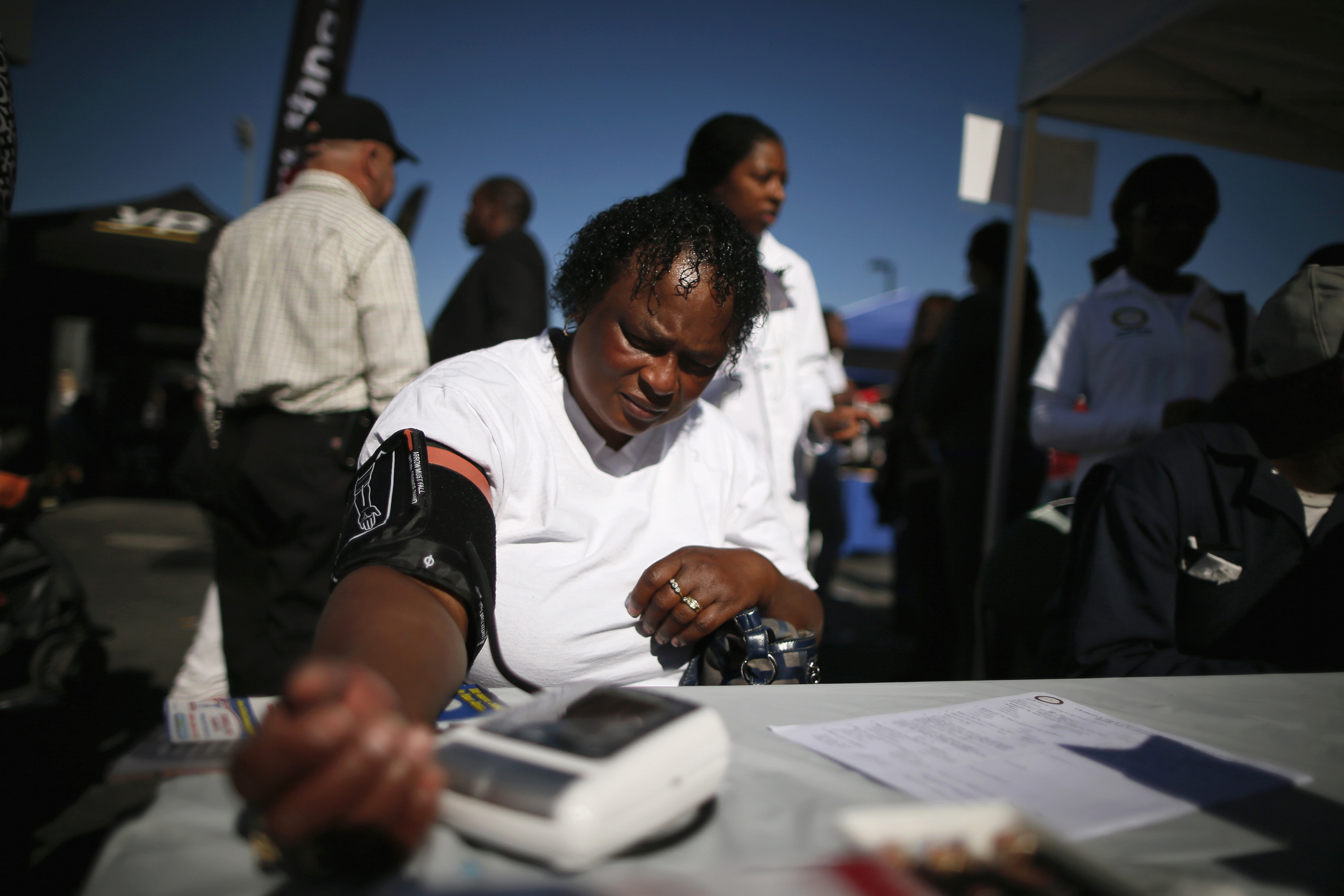 一名洛杉矶妇女在一次健康活动中测量血压。