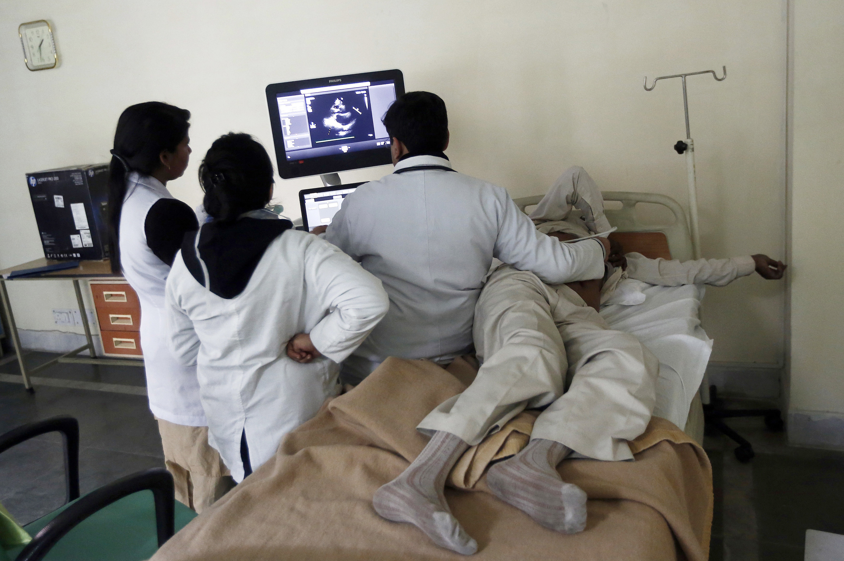 2015年1月19日，在新德里的贾纳克普里超级专科医院，医生正在检查一名病人的超声波扫描。印度首都中心空荡荡的医院象征着公共卫生系统的瘫痪，该系统的一些健康指标是世界上最糟糕的。这个国家有12亿人口，其中许多人要么选择昂贵的私人医疗服务，要么根本不接受医疗服务。印度总理纳伦德拉·莫迪(Narendra Modi)宣称要实现提供全民公共医疗覆盖的目标，面临着许多挑战，但最艰巨的挑战之一是结束官员们一直无法使用预算的僵局。照片摄于2015年1月19日。路透社/Adnan Abidi(印度-标签:健康政治)