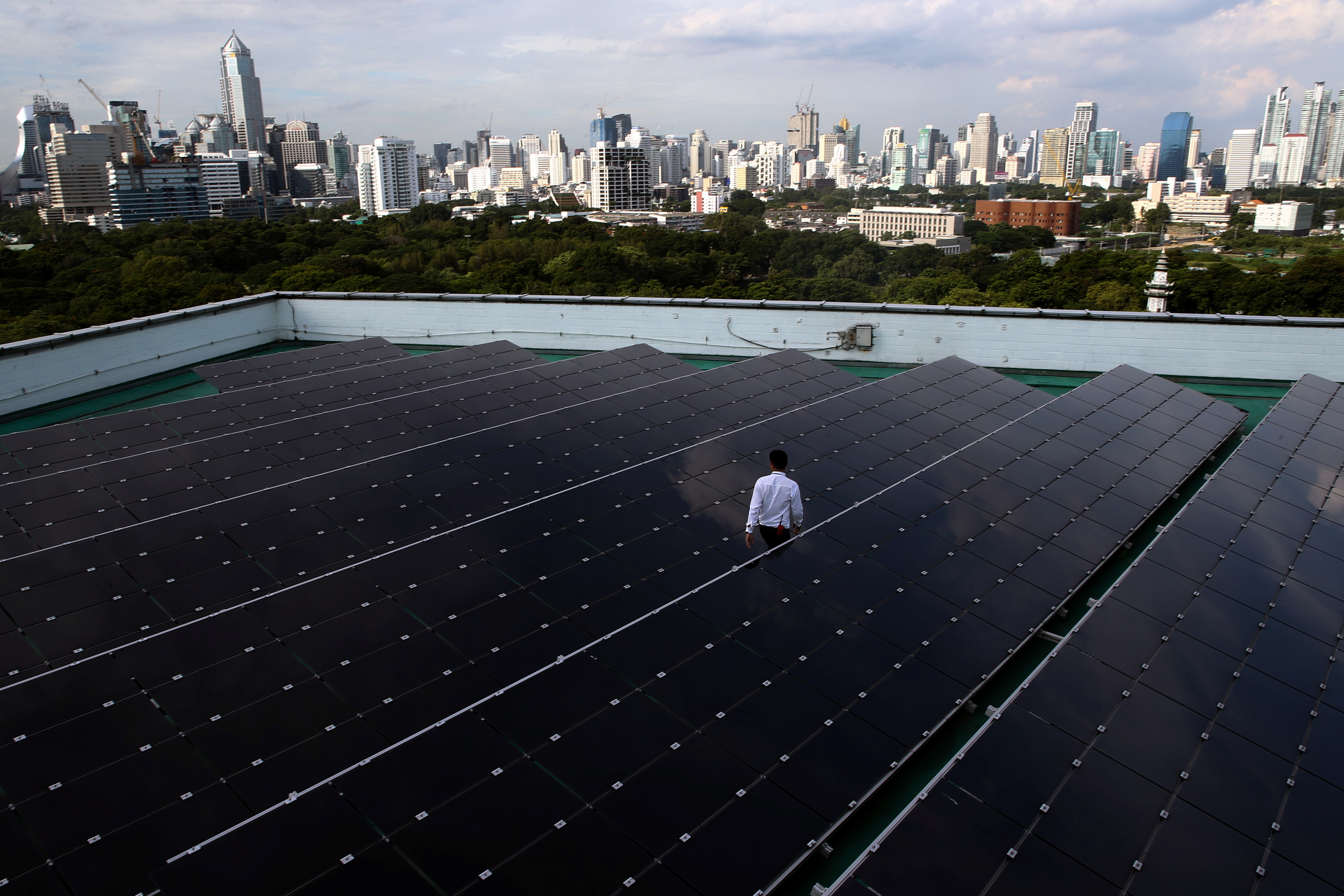 泰国曼谷一座建筑屋顶上的太阳能电池板。