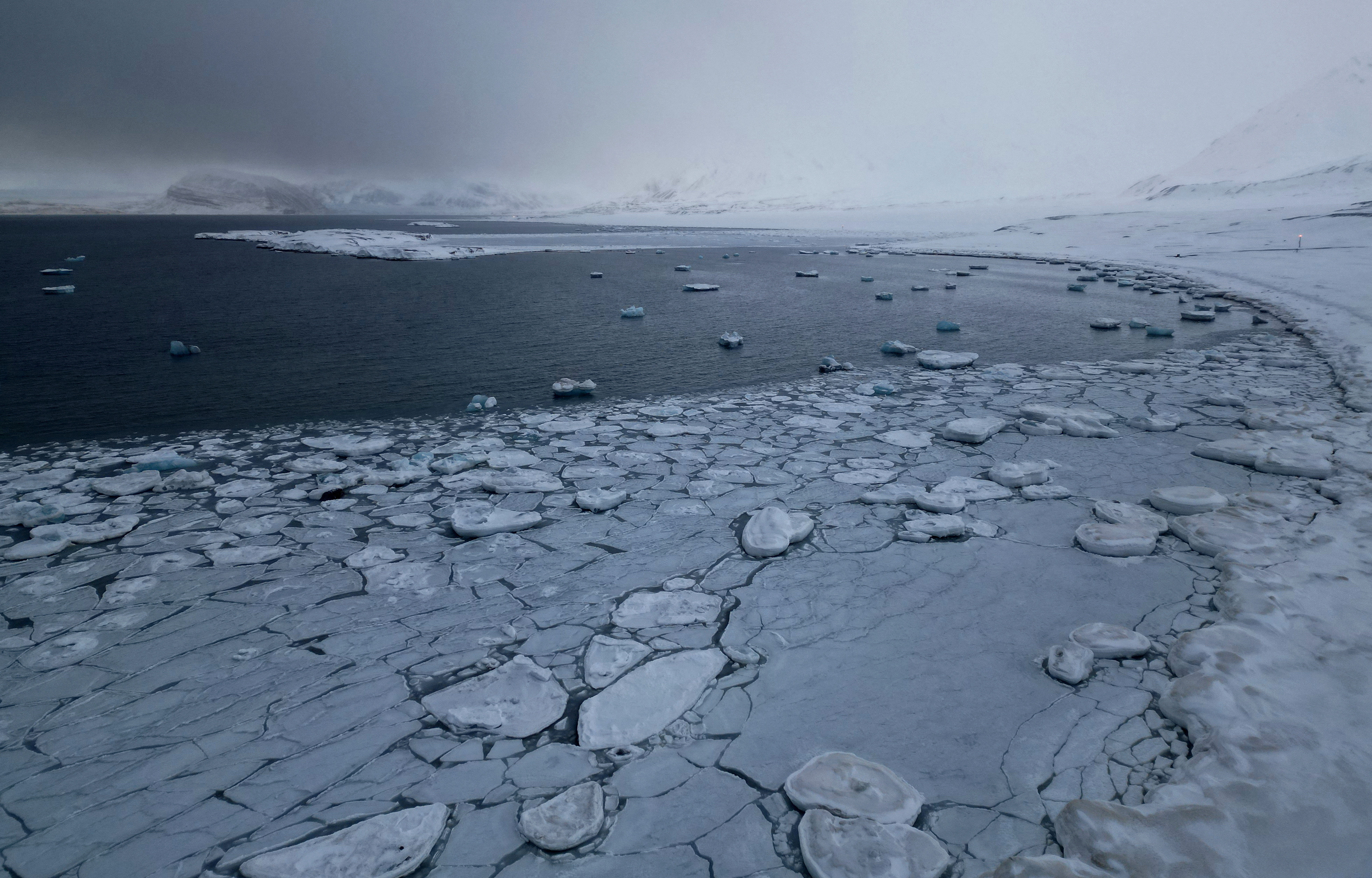 在挪威斯瓦尔巴群岛新奥勒松附近的kongsjord，可以看到浮冰。
