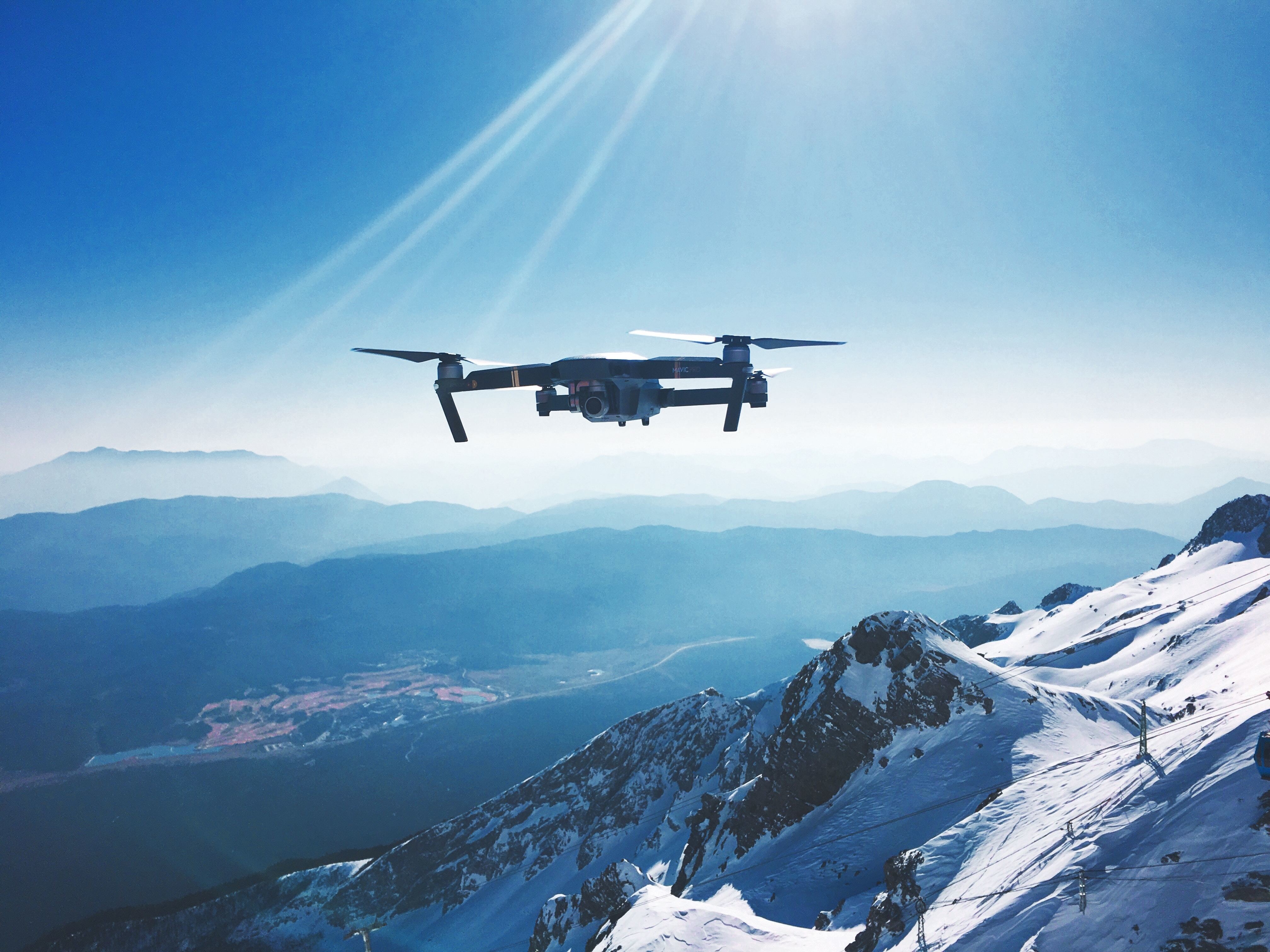 一架飞越山顶的无人机展示了技术如何应对人类危机