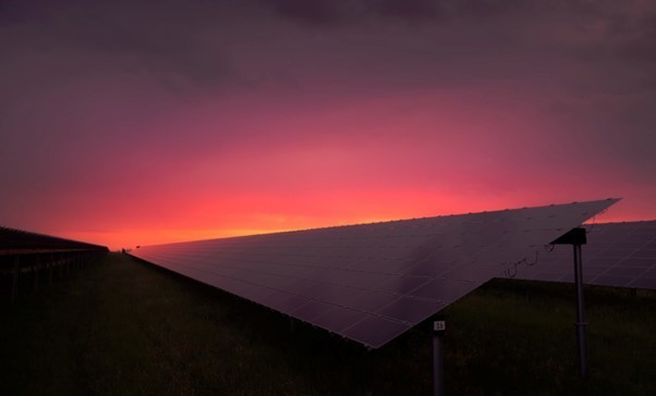 日落时的太阳能电池板。