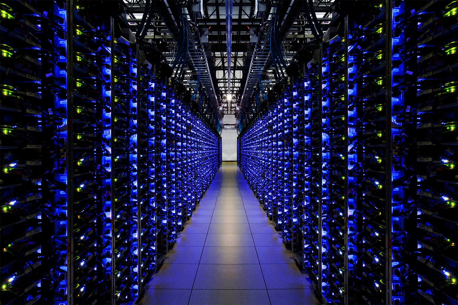 数据中心，如位于乔治亚州的谷歌中心，使用大量能源，并需要定期更新硬件。