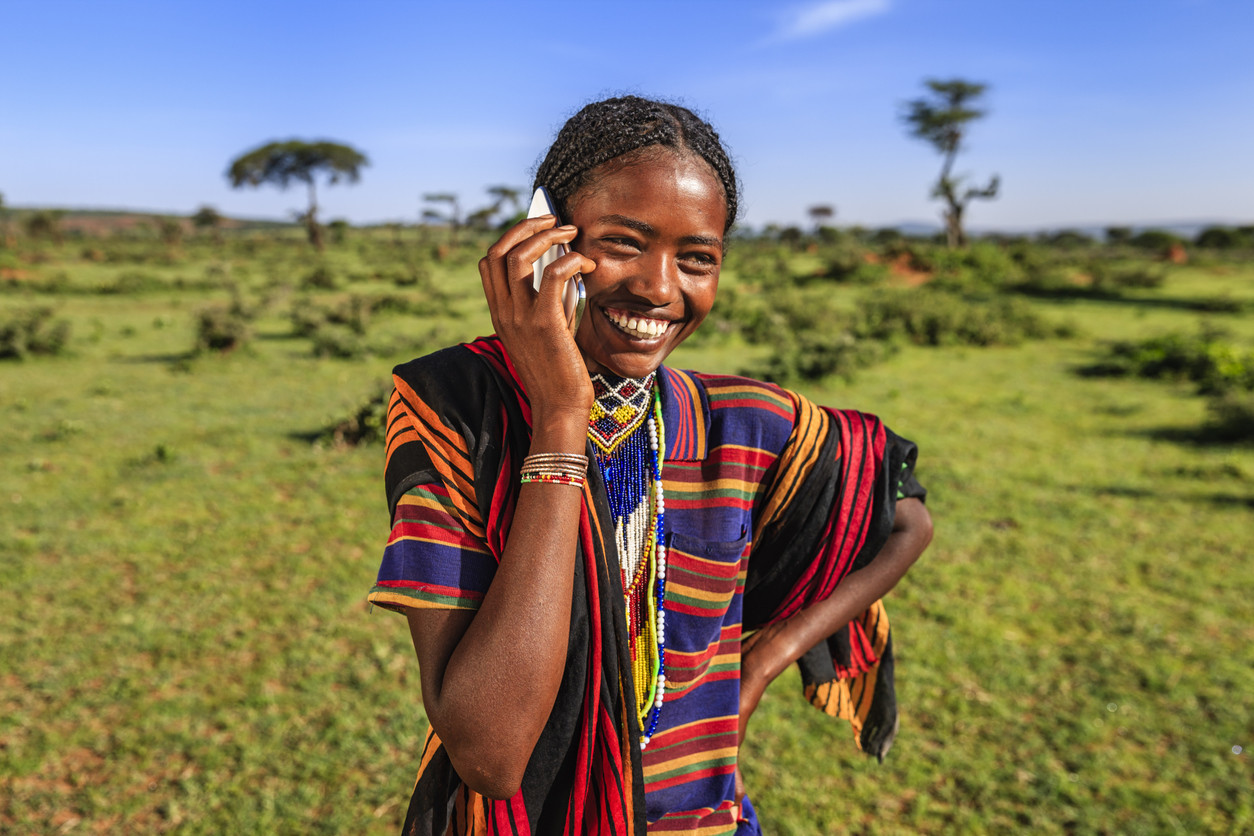 埃塞俄比亚南部村庄，来自博拉纳部落的非洲妇女正在使用手机。