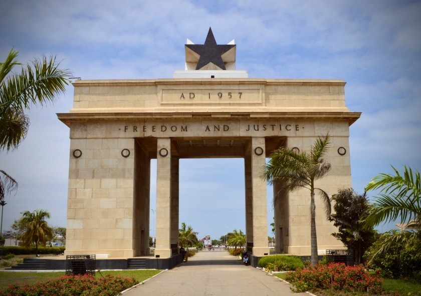 加纳首都阿克拉的一座纪念碑和树木。
