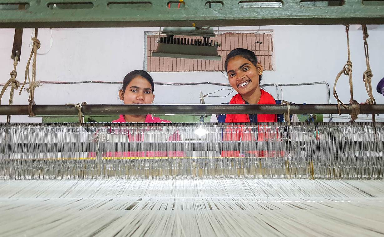 印度北方邦，桑多里村的织工们摆姿势拍照。