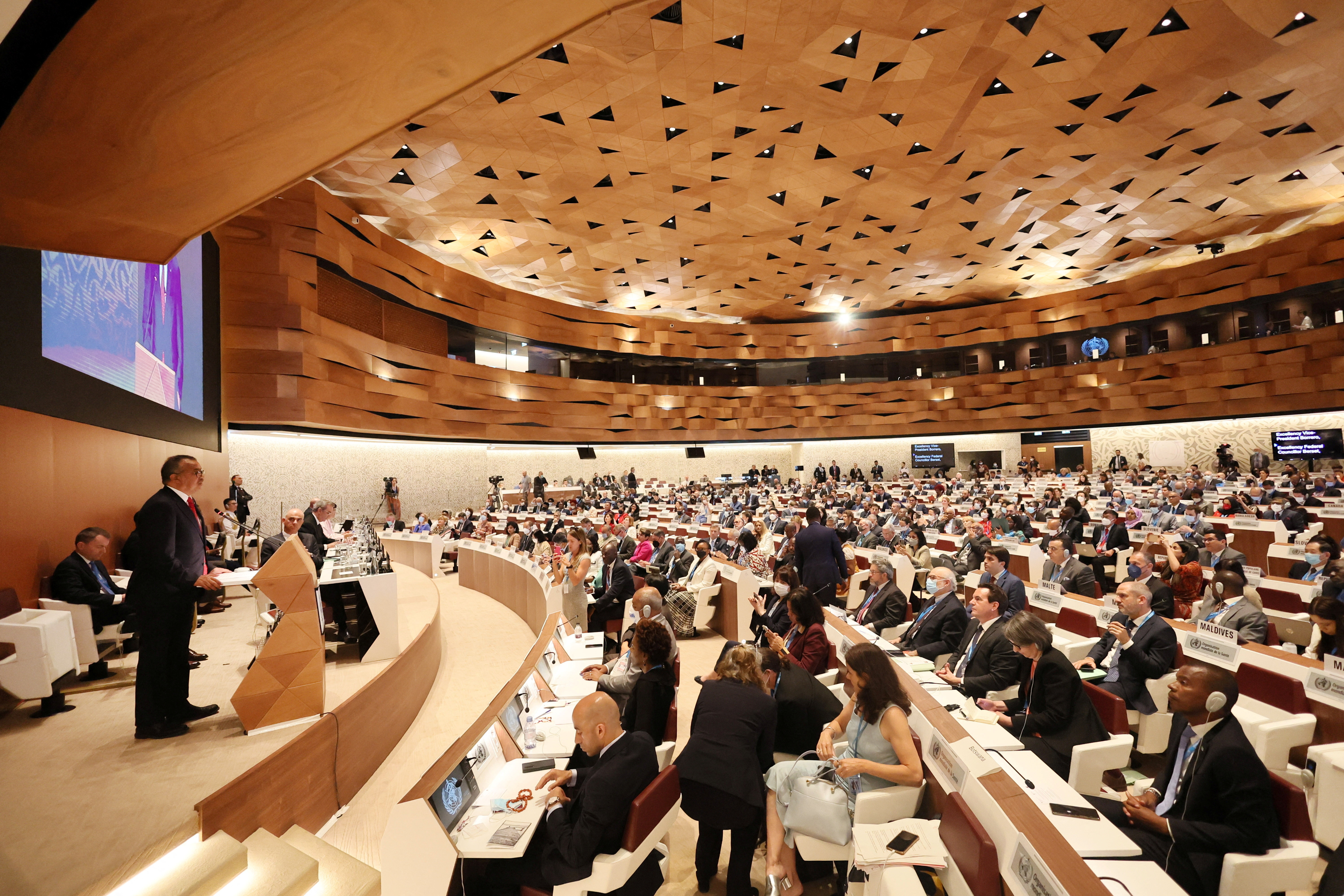 世界卫生组织总干事谭德塞在瑞士日内瓦联合国总部举行的第75届世界卫生大会上发表讲话。