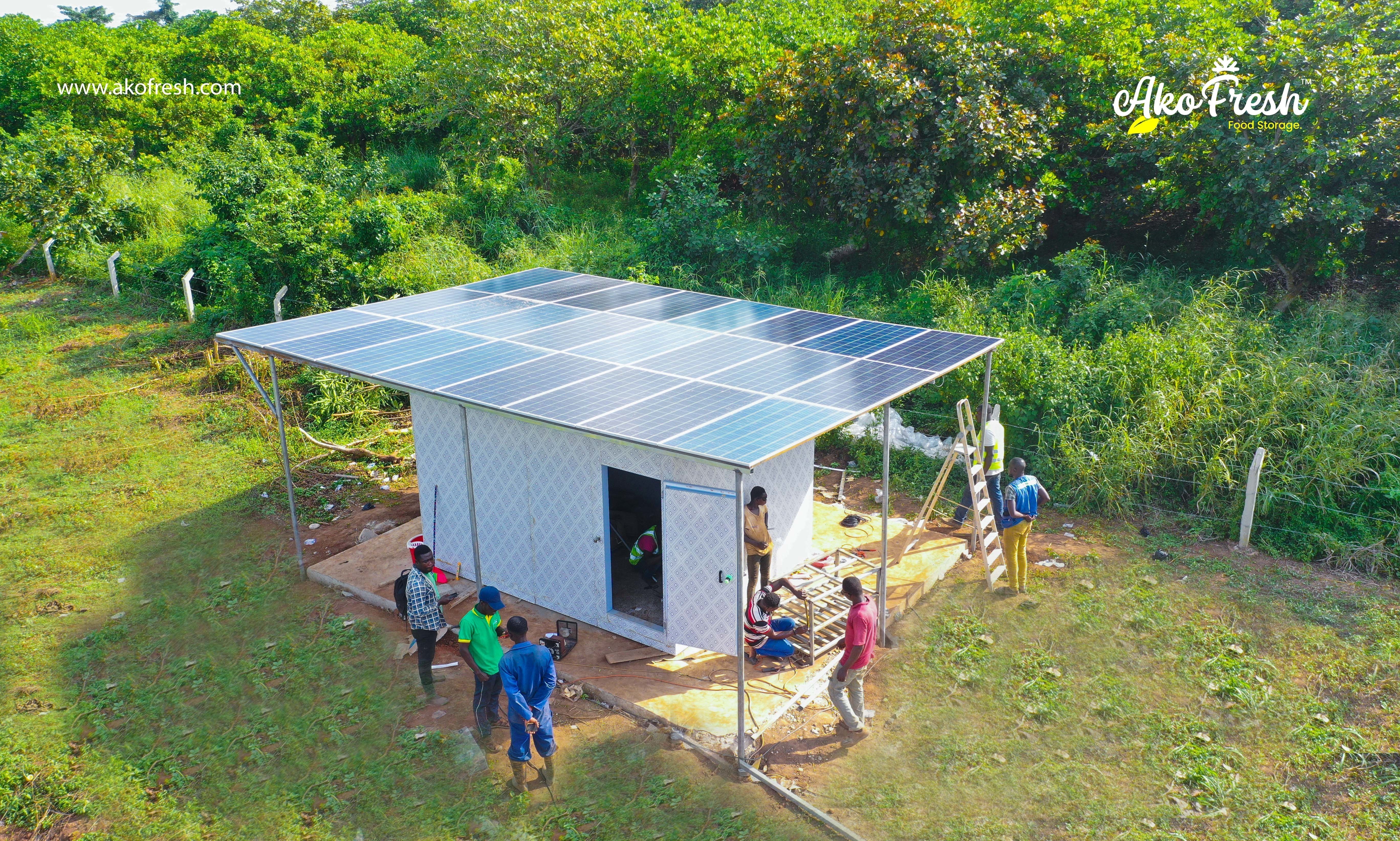 Esta cámara frigorífica que funciona con energía太阳能ayuda a los agricultural de Ghana一个mantener frescos los productos recién cosechados。