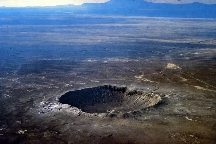 大约5万年前，一颗直径约160英尺(50米)的小行星撞击地球，形成了亚利桑那州弗拉格斯塔夫附近的这个陨石坑。