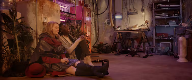 电影中两个女人坐在昏暗的室内的场景。交互式电影